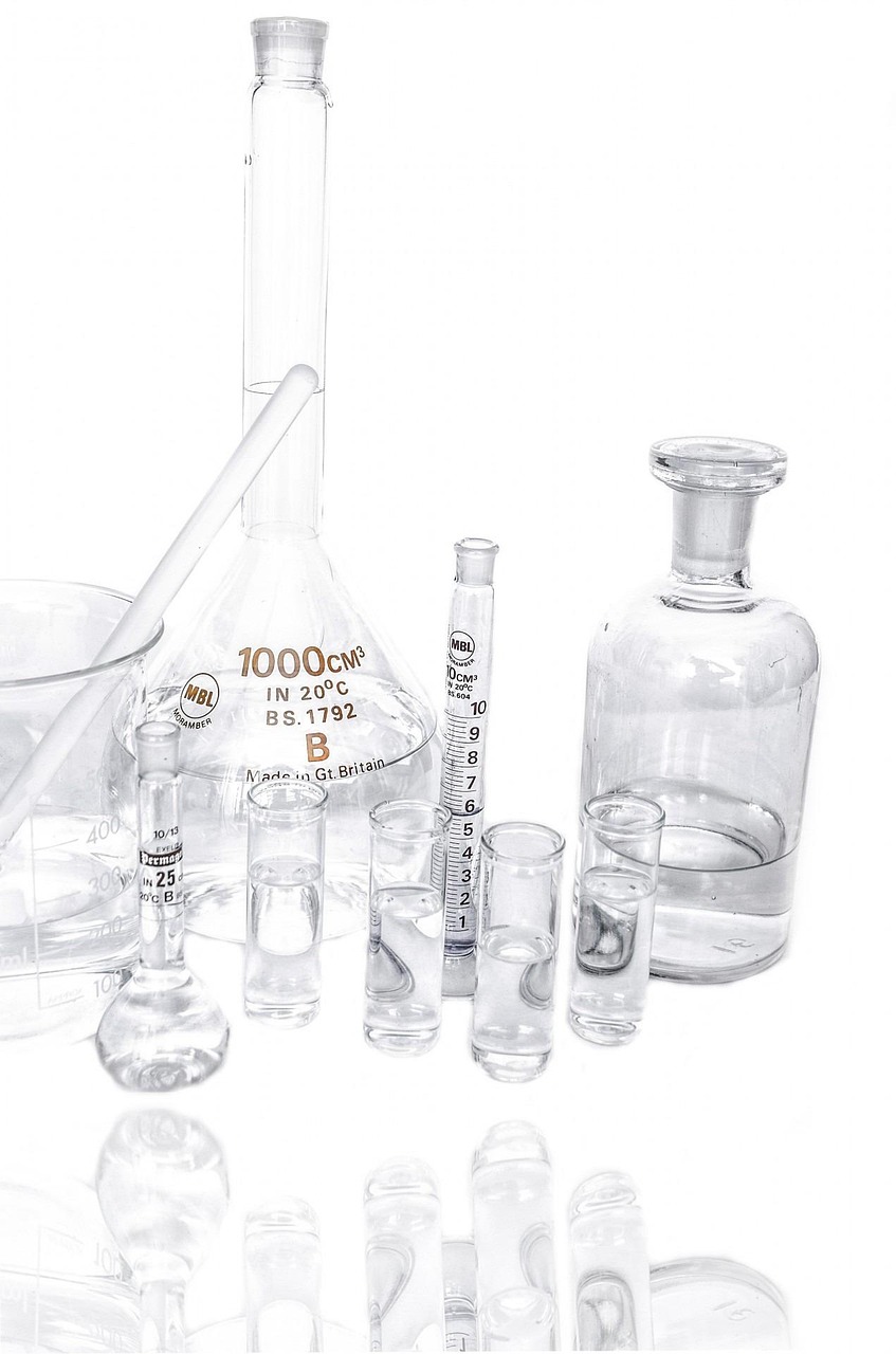 一種兼具除水與催化功能的聚氨酯多功能除水劑的開發(fā)，旨在簡(jiǎn)化生產(chǎn)工藝并提高效率。